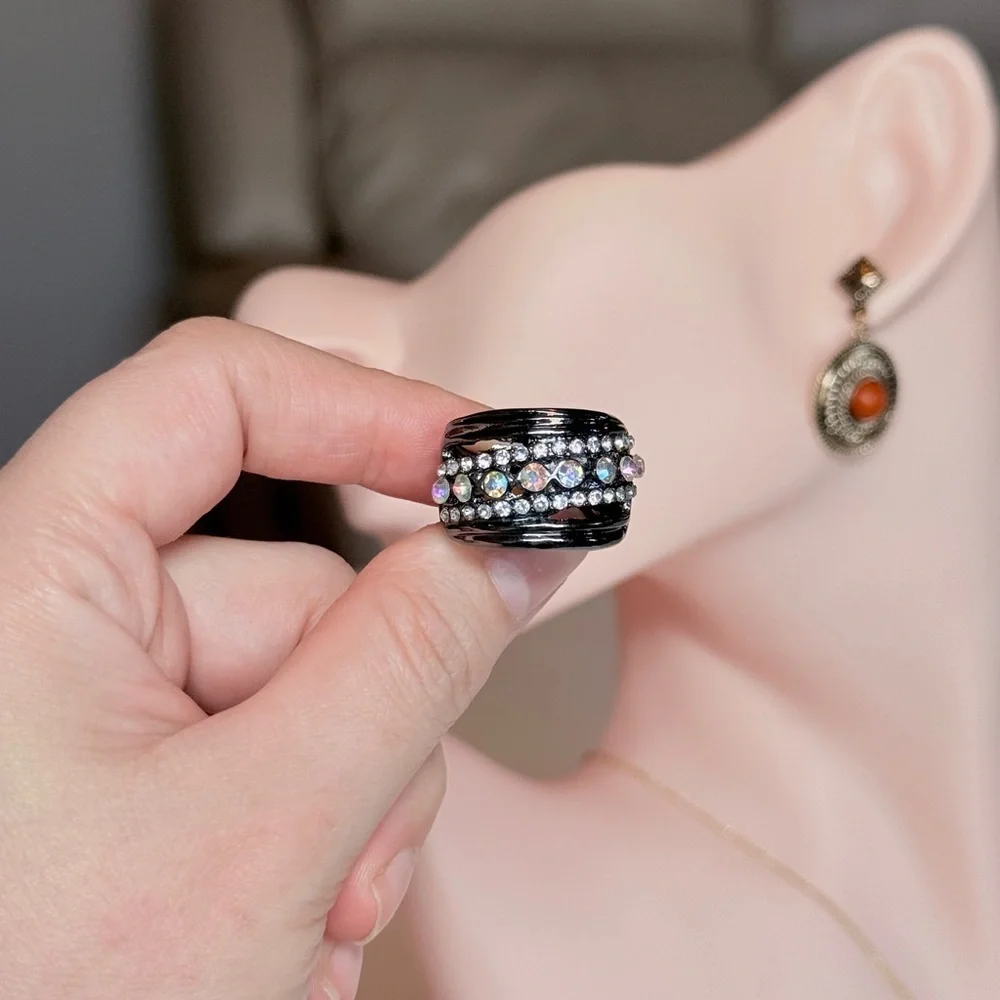 ⚜️ Elegant Black and Silver Crystal Ring